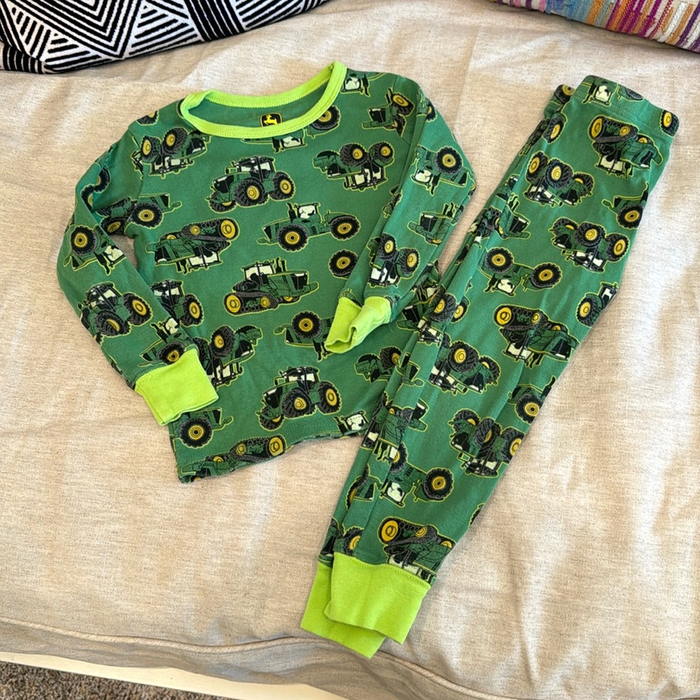 John Deere boys tractor pajamas 3T like new